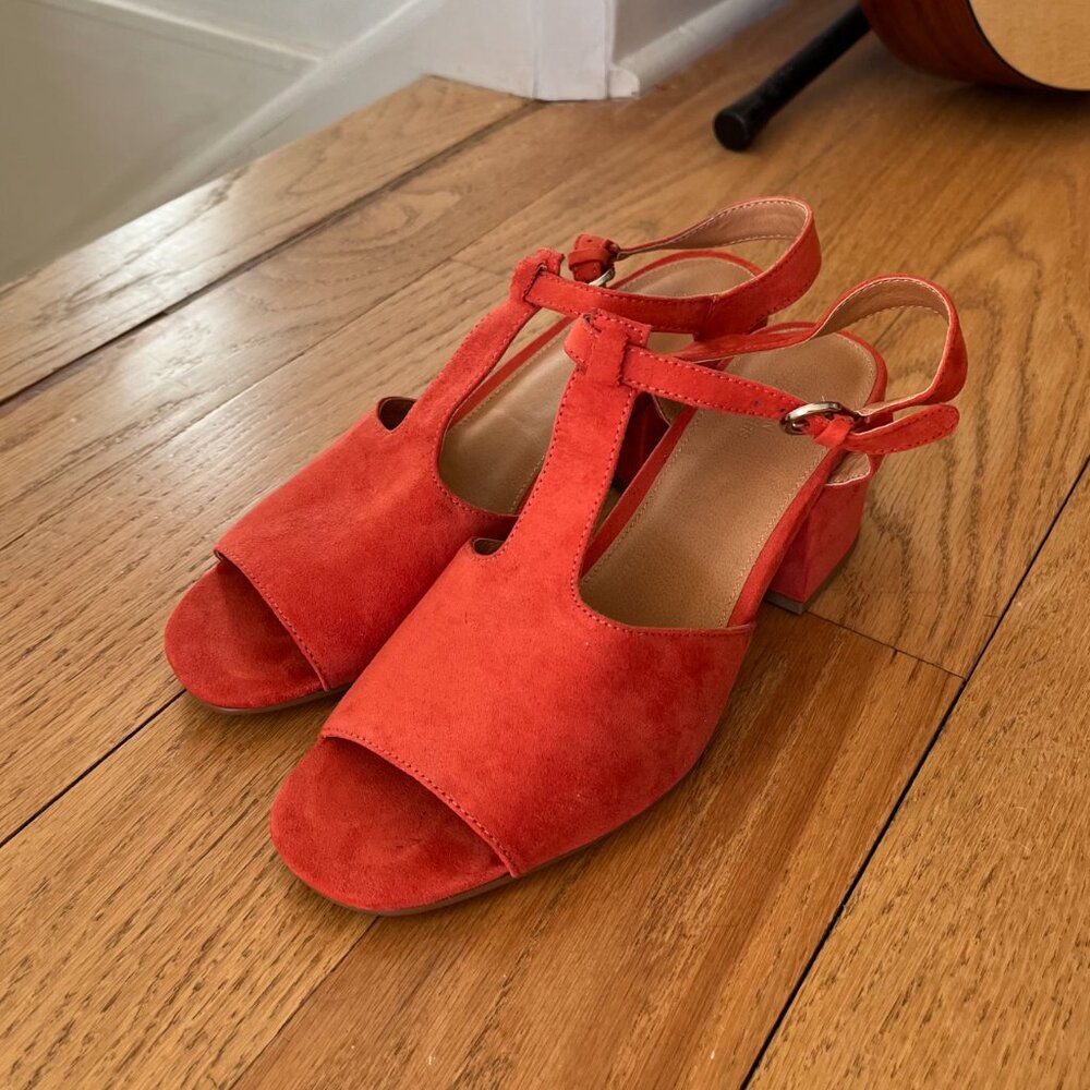 Urban Outfitters Retro Style T-Strap Block Heel Sandals Size 8 New